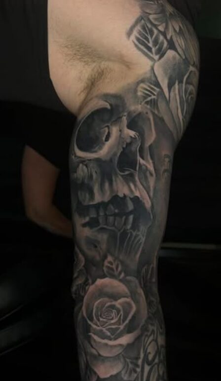 Tatouage réaliste — crâne et rose